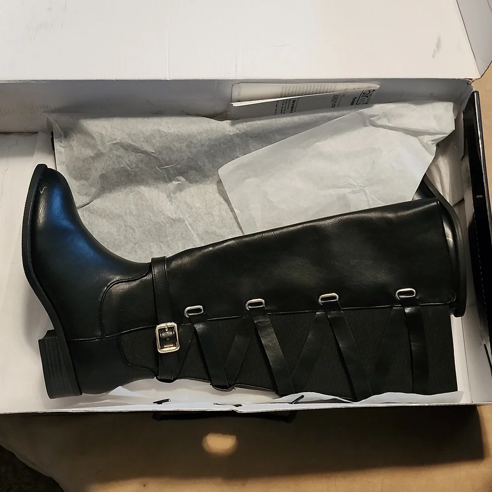 Black strappy back boots - Picture 1 of 4